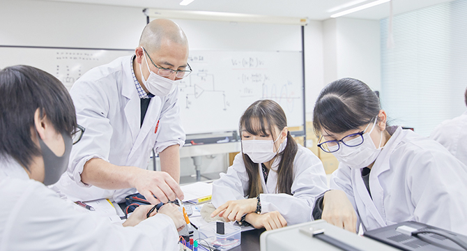 充実の設備機器と少人数授業。先生との距離が近く学びやすい
