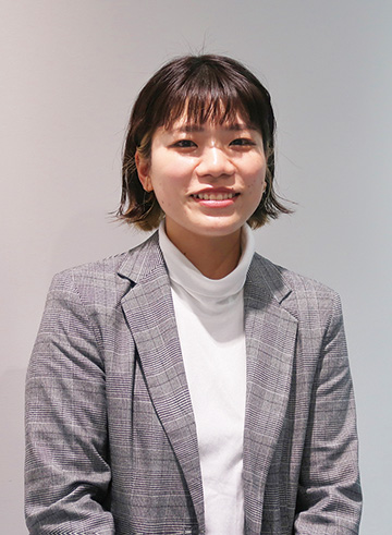 卒業生で報道カメラマンの國富香里さん