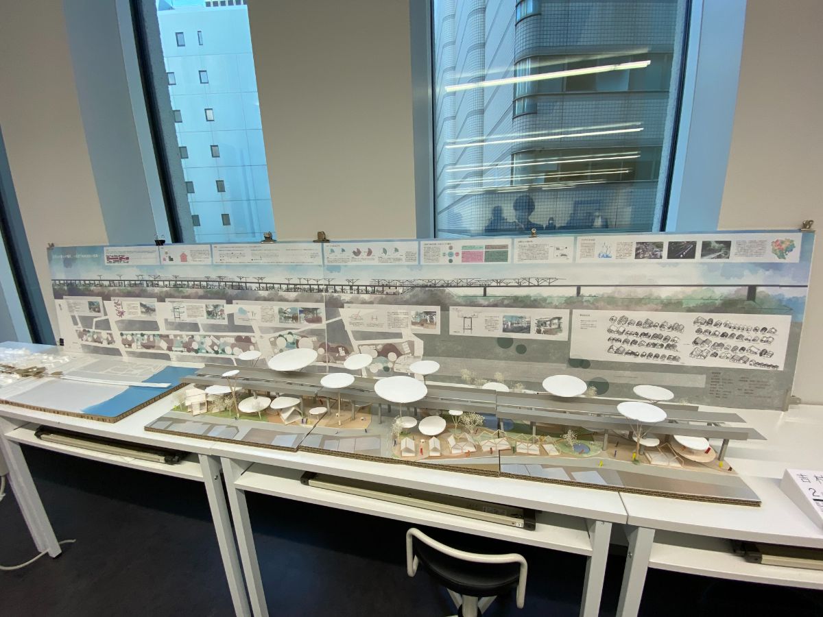 学生設計課題優秀作品展示会・講評会の様子