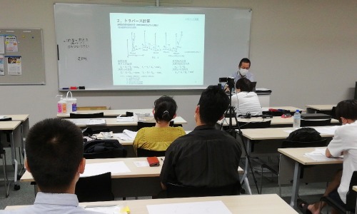 建築測量実習の様子